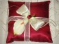 Preview: edles Ringkissen zur Hochzeit bordeaux mit Calla RK0006