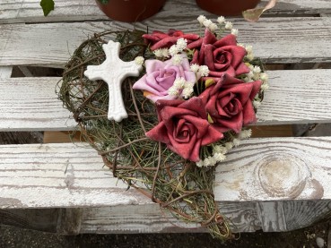 Grabschmuck, Allerheiligengesteck, Herz FH0032 - Rosen bordeaux & flieder - Kreuz