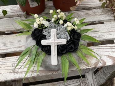 Grabschmuck, Allerheiligengesteck, Kranz FH0033 - grau, schwarz, weiß - Kreuz