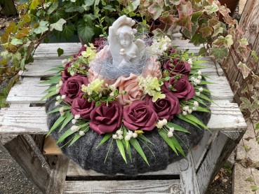 Grabschmuck, Allerheiligengesteck, Kranz FH0034 - grau, bordeaux, aprikot - Engel in Hand