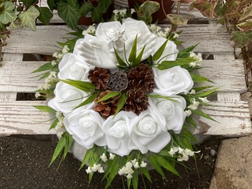 Preview: Grabschmuck, Allerheiligengesteck, Kranz FH0036 - grau, weiß - Engel in Hände