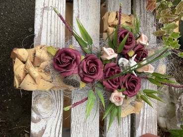 Grabschmuck, Allerheiligengesteck, Kreuz FH0038 - Holz, bordeaux Rosen