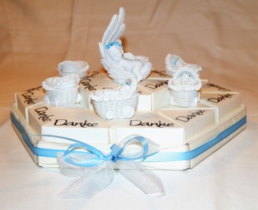 hellblaue Gastgeschenke Torte zur Geburt Taufe Junge GG0057