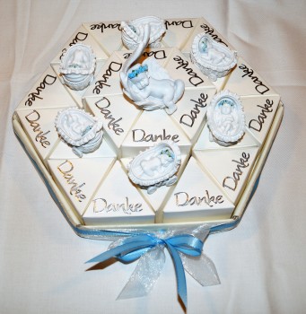 hellblaue Gastgeschenke Torte zur Geburt Taufe Junge GG0057