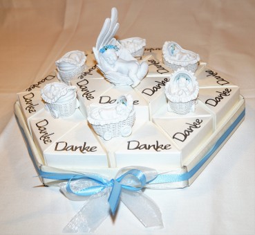 hellblaue Gastgeschenke Torte zur Geburt Taufe Junge GG0057