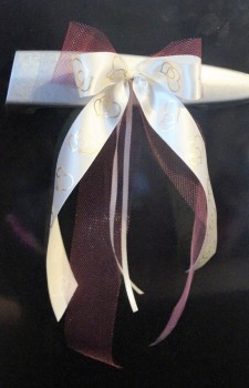 Antennenschleifen " Patricia " zur Hochzeit SCH0153 im 10er Set - creme Tüll bordeaux