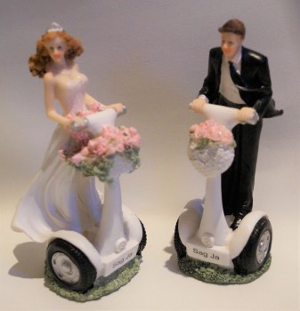 Tortenfigur Tortenaufsatz zur Hochzeit Brautpaar auf Segway 16 cm TA0125