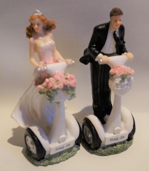 Tortenfigur Tortenaufsatz zur Hochzeit Brautpaar auf Segway 16 cm TA0125