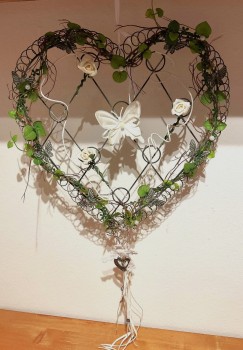 handmade ** schönes Herz Metall mit Schmetterlingen Türkranz NEU