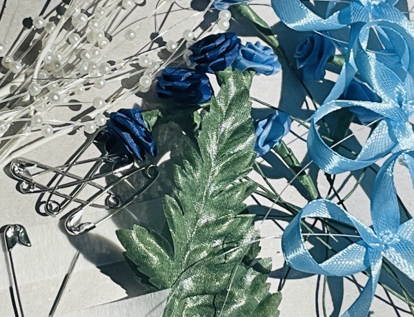 Gästeanstecker " Julia " zur Hochzeit im 10er Set AS0029 - hellblau, blau