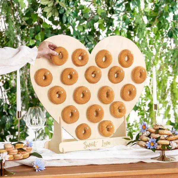 Vermietung von HERZ Donut Wand zur Hochzeit aus Holz / 15 €