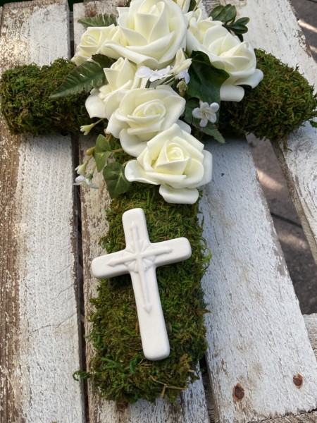 Grabschmuck, Allerheiligengesteck, Kreuz FH0008 - Moos - Rosen weiß