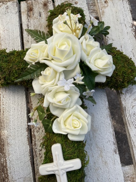 Grabschmuck, Allerheiligengesteck, Kreuz FH0008 - Moos - Rosen weiß