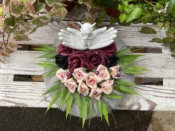 Grabschmuck, Allerheiligengesteck, Kranz FH0039 - schwarz, bordeaux, aprikot - Engel in Hand