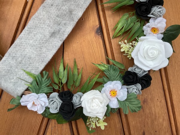 Grabschmuck, Allerheiligengesteck, Kranz FH0041 - weiß & schwarz & grau - Kreuz