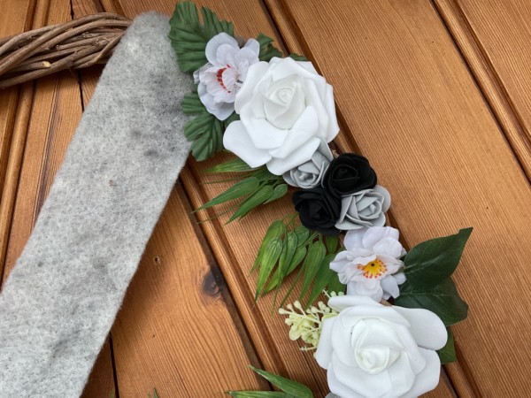 Grabschmuck, Allerheiligengesteck, Kranz FH0041 - weiß & schwarz & grau - Kreuz