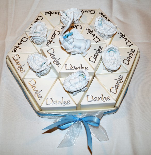 hellblaue Gastgeschenke Torte zur Geburt Taufe Junge GG0057