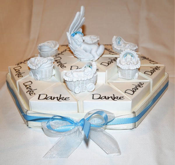 hellblaue Gastgeschenke Torte zur Geburt Taufe Junge GG0057