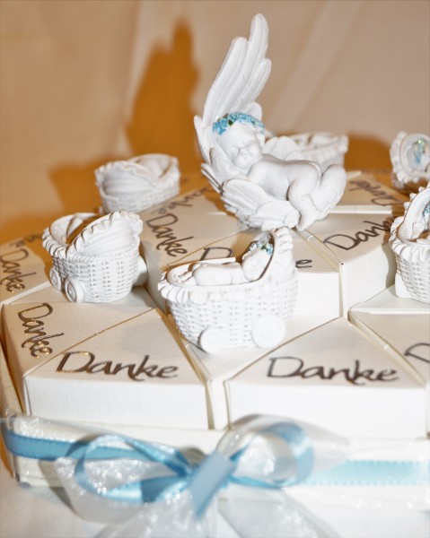 hellblaue Gastgeschenke Torte zur Geburt Taufe Junge GG0057