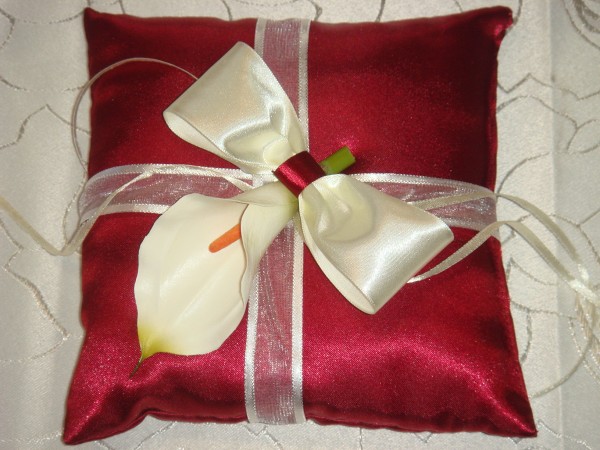 edles Ringkissen zur Hochzeit bordeaux mit Calla RK0006