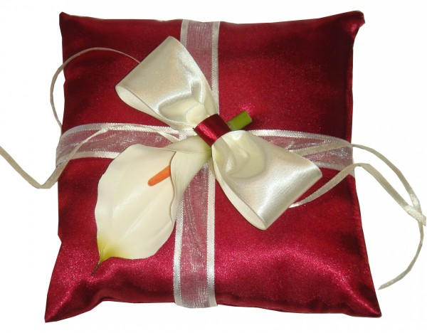 edles Ringkissen zur Hochzeit bordeaux mit Calla RK0006
