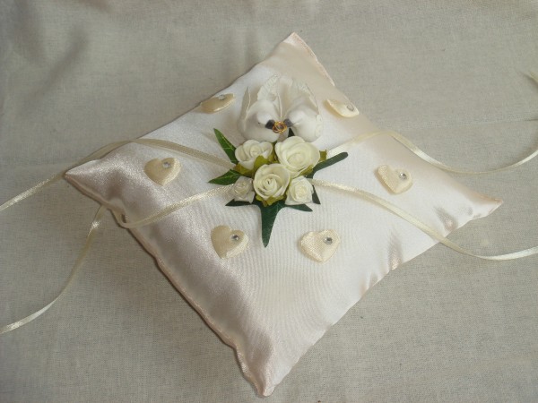 edles Ringkissen zur Hochzeit creme mit Taubenpaar & Rosen RK0020
