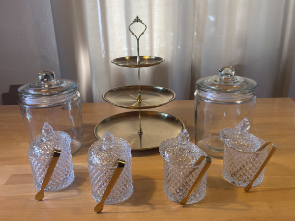 Glasbehälter-Set mit goldener 3er Etagere – Sweet Table Verleih / 20 €