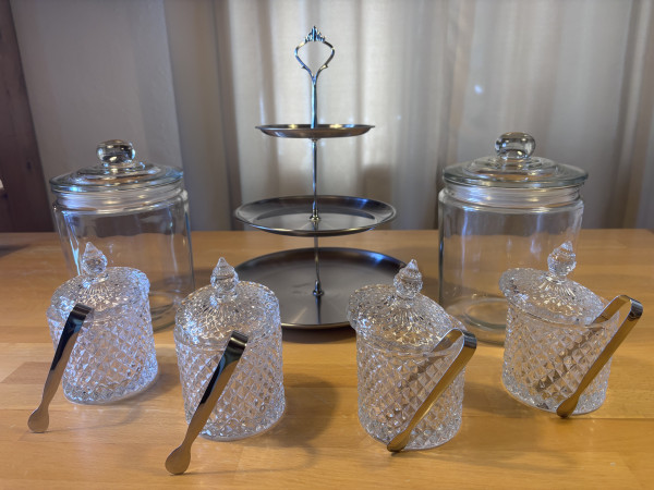 Glasbehälter-Set mit silberner 3er Etagere – Sweet Table Verleih / 20 €