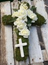 Grabschmuck, Allerheiligengesteck, Kreuz FH0008 - Moos - Rosen weiß