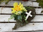 Grabschmuck, Allerheiligengesteck, Herz FH0044 - gelb - Kreuz